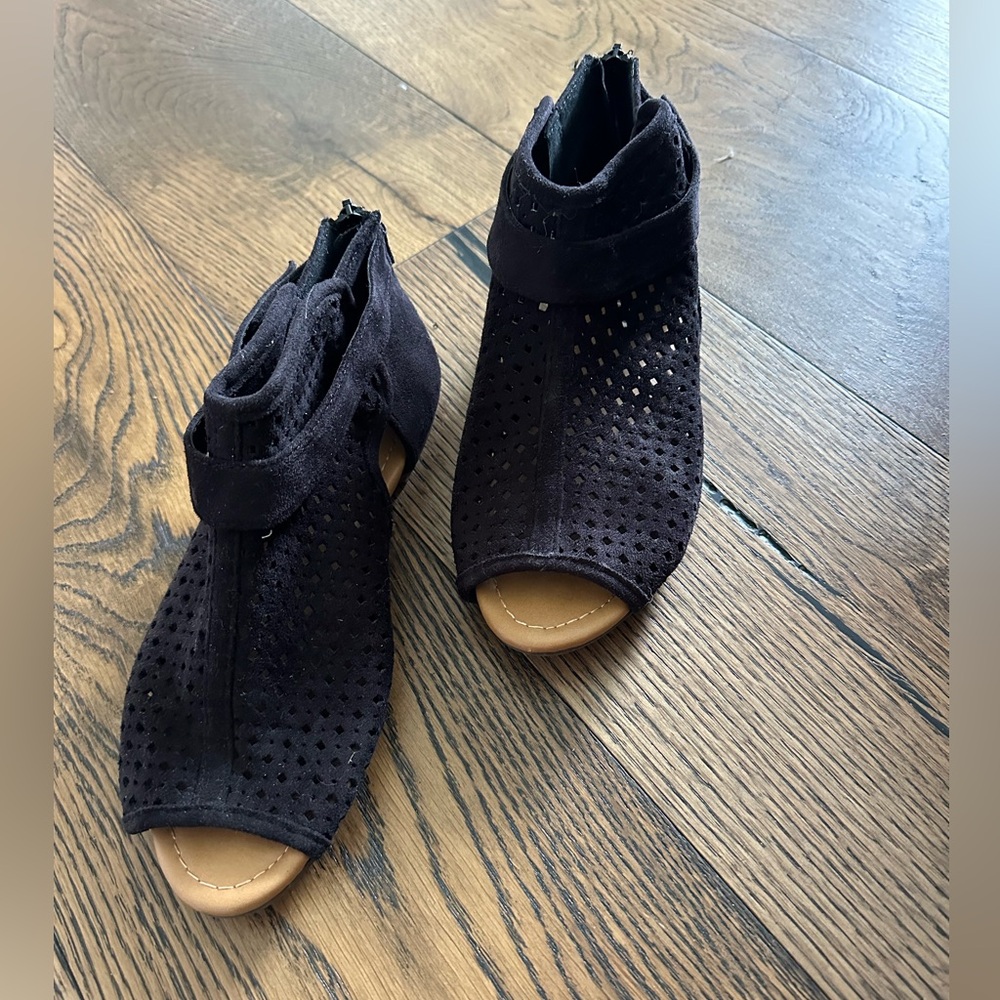 Unr8ed Black Sandals size 7